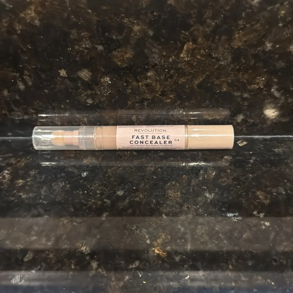 NEW Makeup Revolution Beauty Fast Base Concealer - Color: C4‎